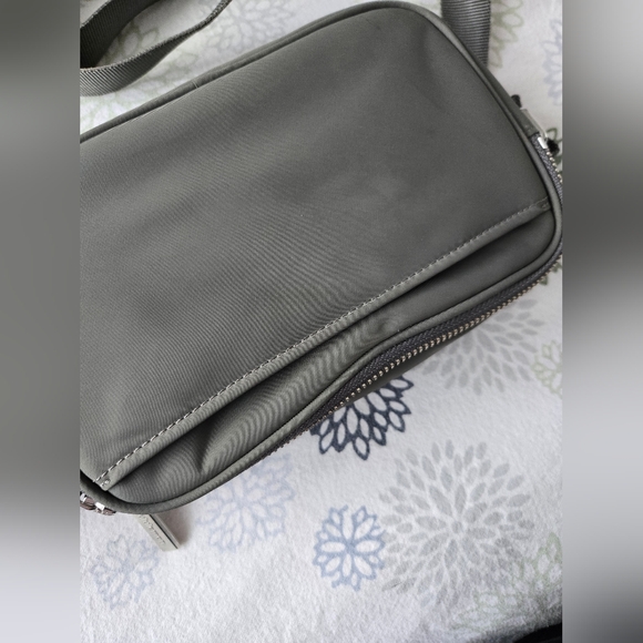 Lululemon Crossbody Camera Bag 2L Green Sage - Picture 4 of 10